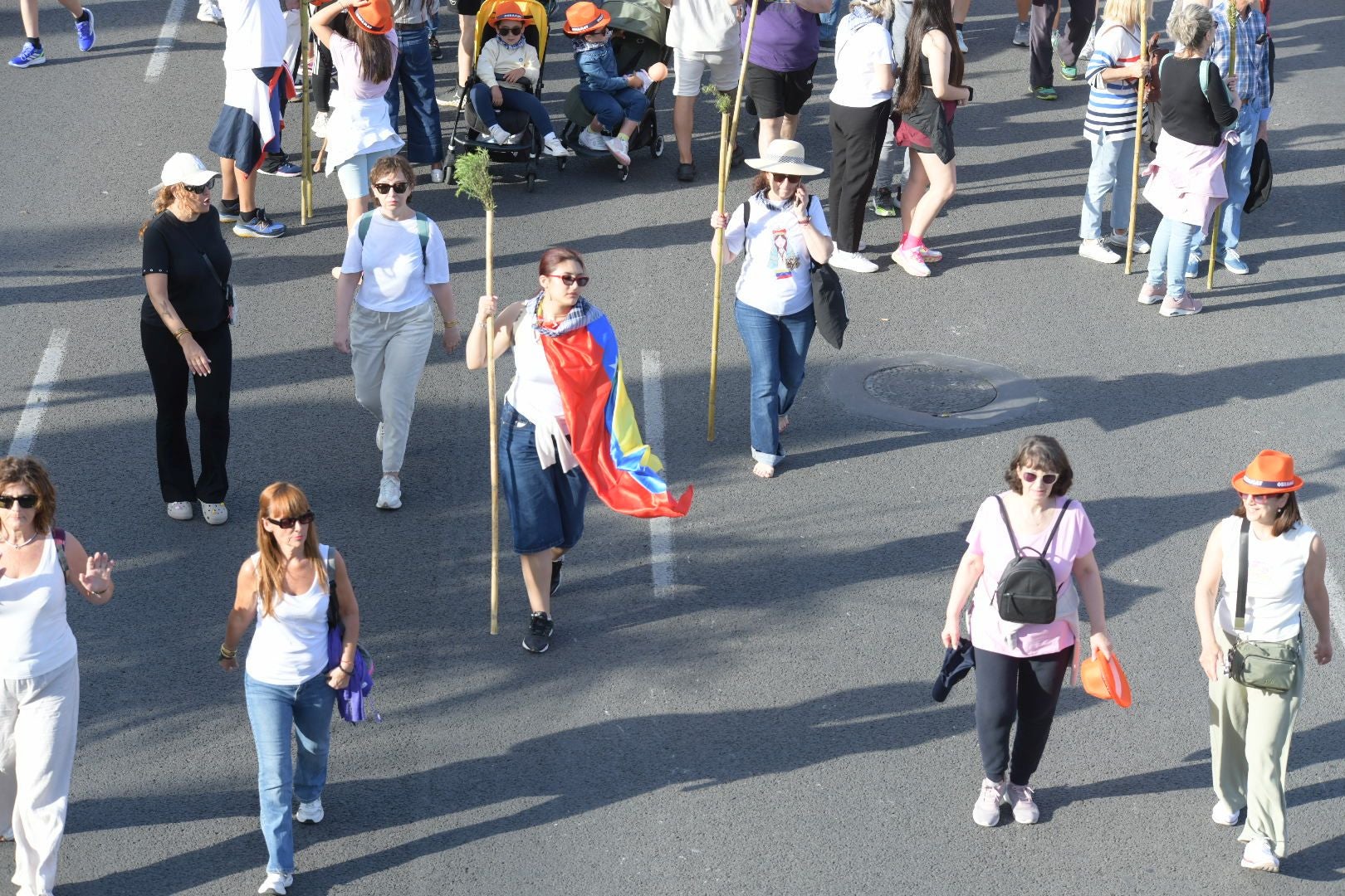 Búscate en las imágenes de la romería de la Santa Faz 2025