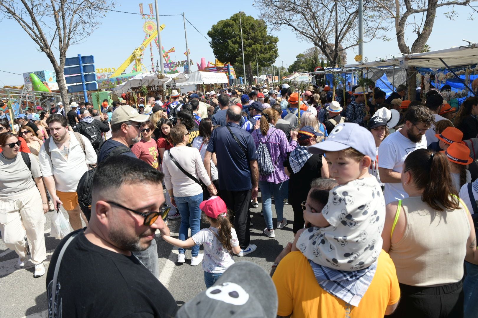 Búscate en las imágenes de la romería de la Santa Faz 2025