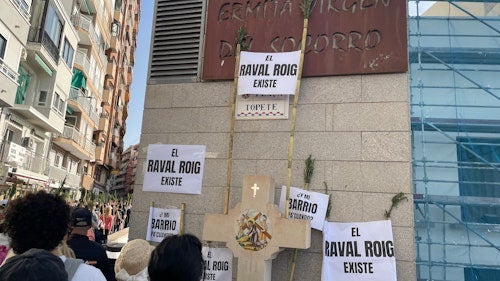 Los vecinos del Raval Roig hacen de la Santa Faz el escaparate de sus reivindicaciones
