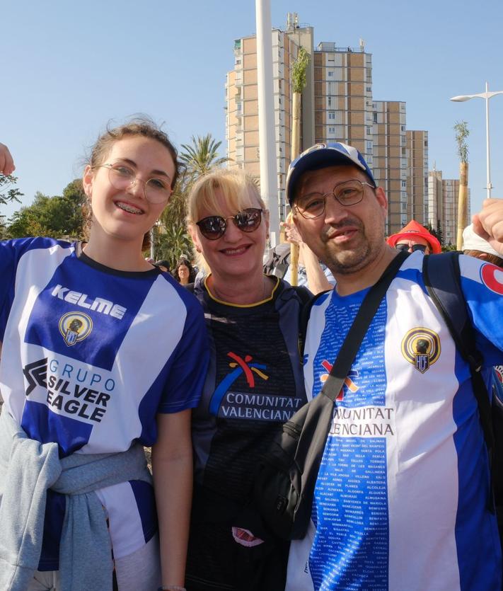 Imagen secundaria 2 - Varios peregrinos con camisetas del Hércules. 
