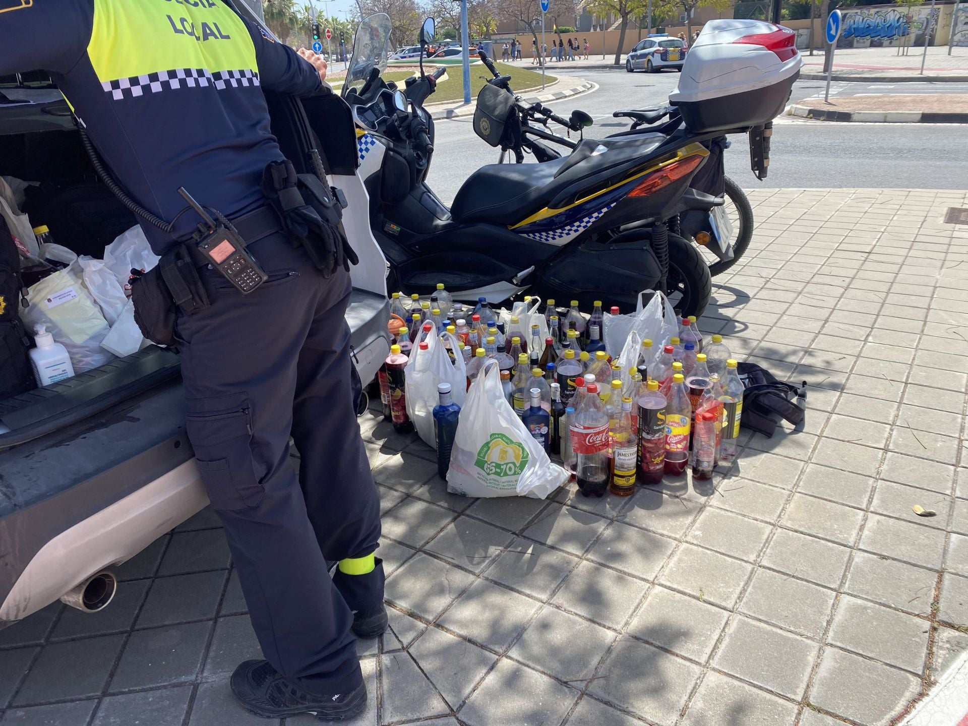 Imagen principal - Una Santa Faz más segura que nunca: La Policía Nacional protege la reliquia con metralletas