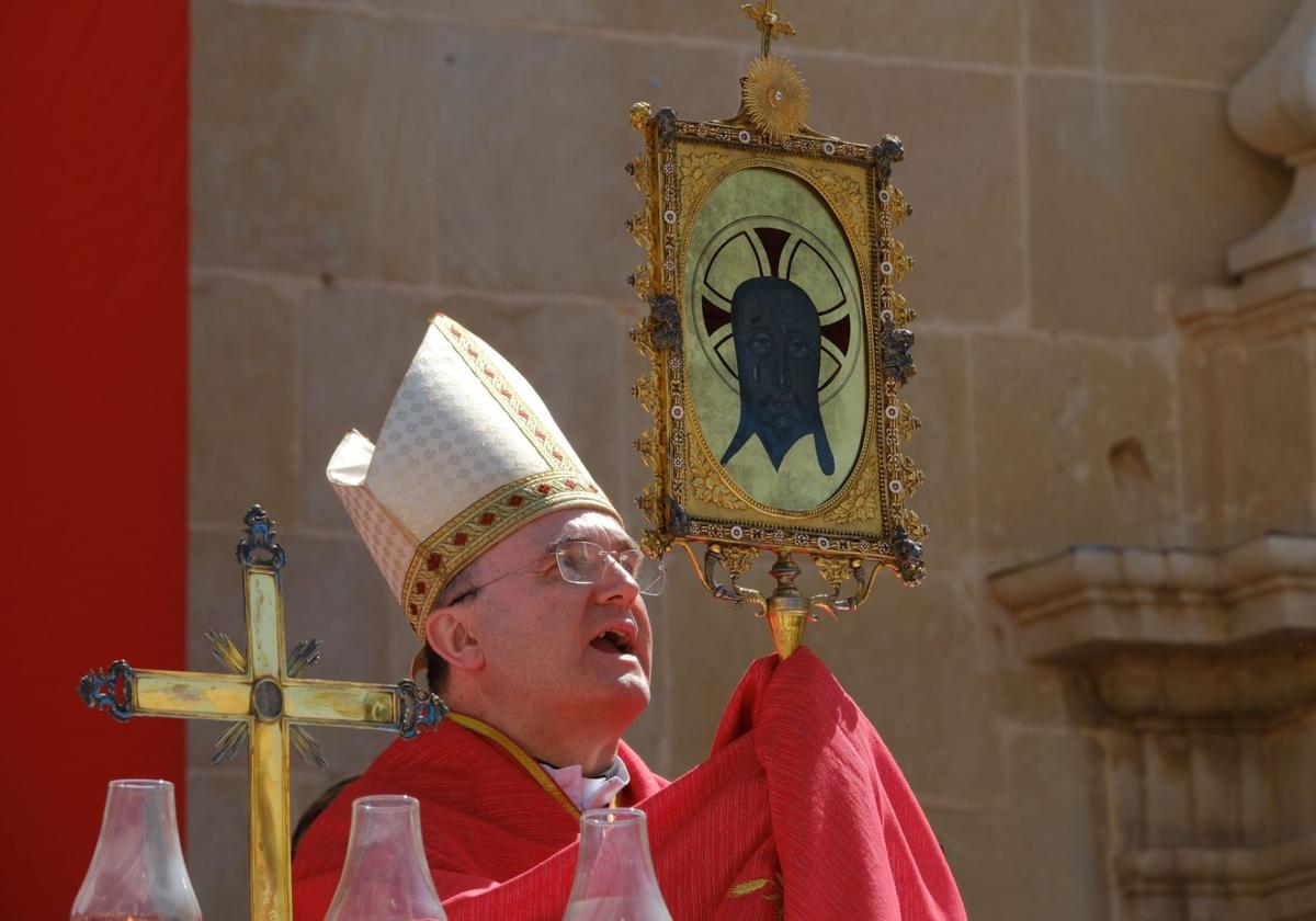 Munilla Utilises Chat GPT for Santa Faz Homily Preparation