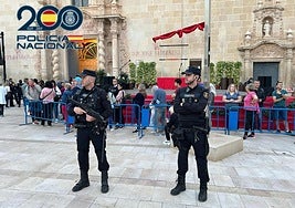 Una Santa Faz más segura que nunca: La Policía Nacional protege la reliquia con metralletas