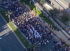 La comitiva oficial desde el aire.
