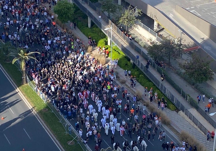 La comitiva oficial desde el aire.