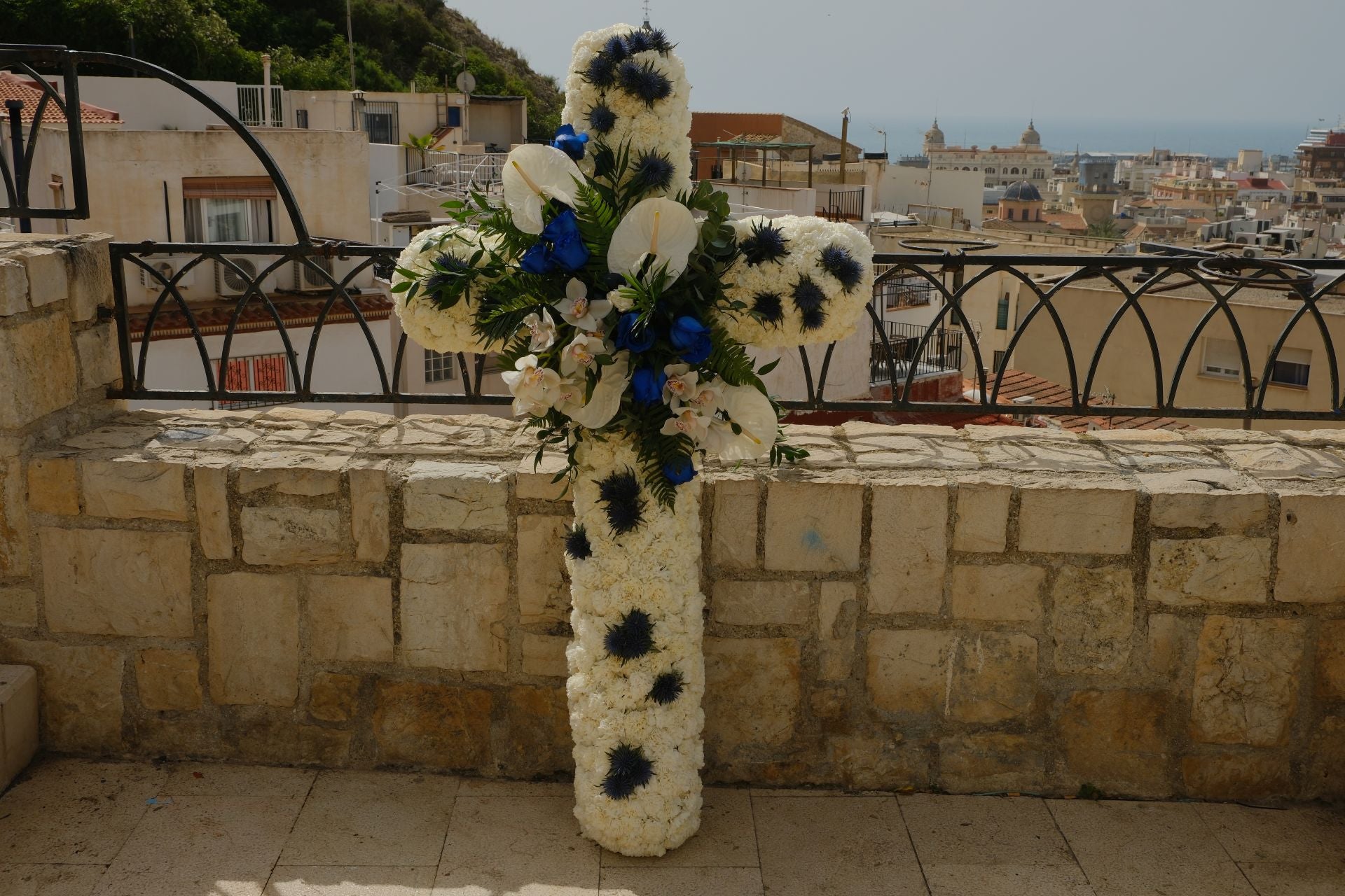 Las Cruces de Mayo llenan de flores Santa Cruz de Alicante