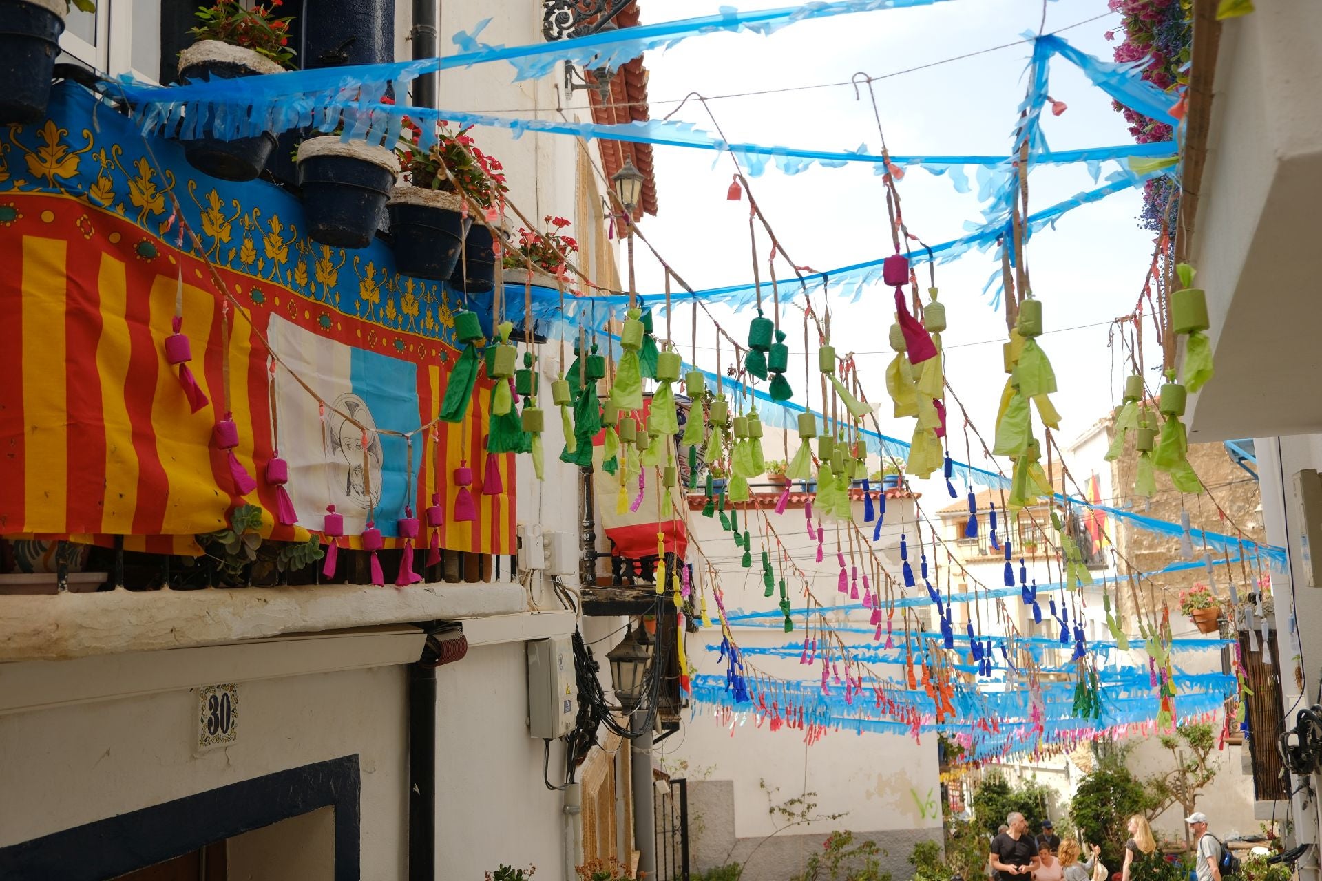 Las Cruces de Mayo llenan de flores Santa Cruz de Alicante