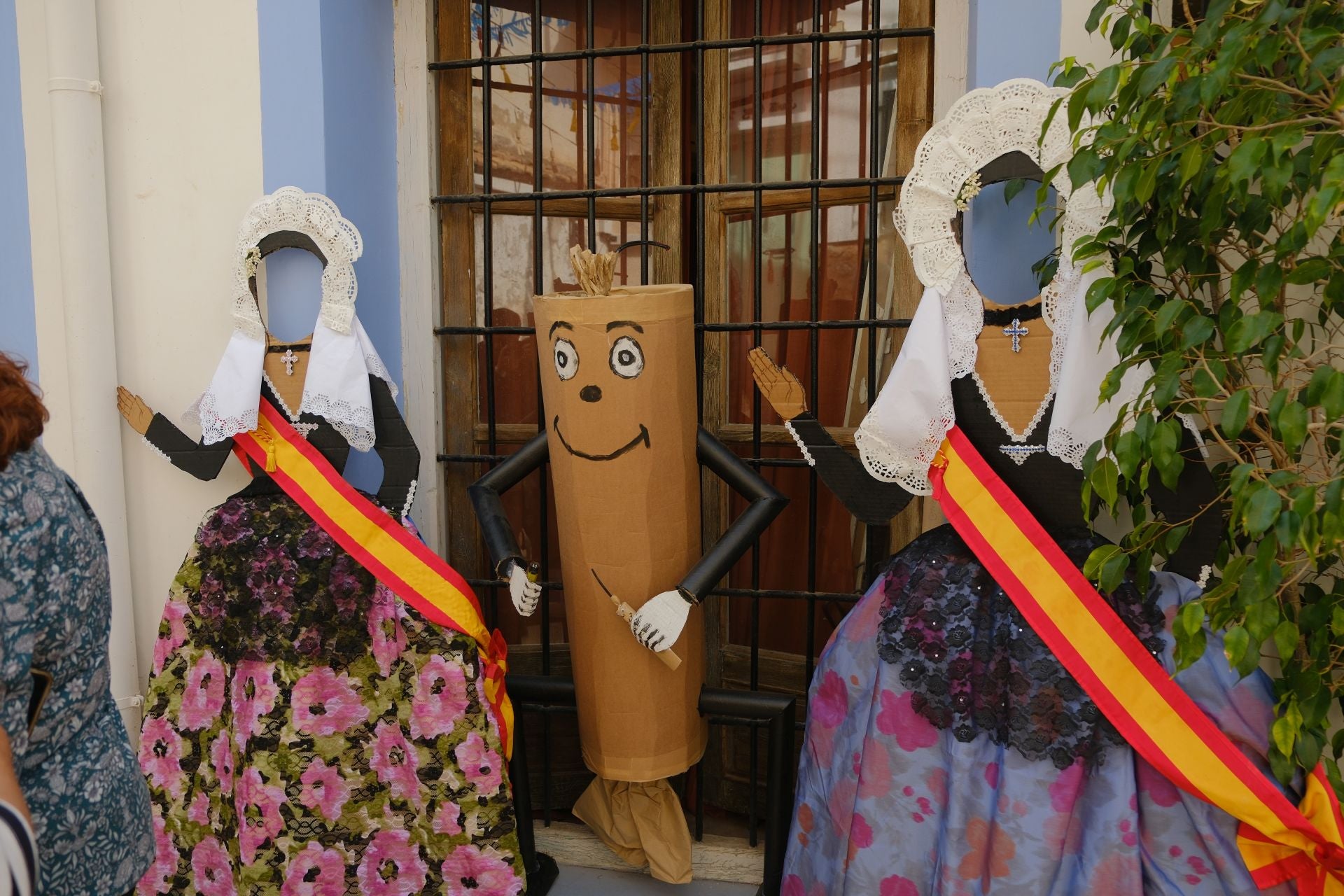 Las Cruces de Mayo llenan de flores Santa Cruz de Alicante