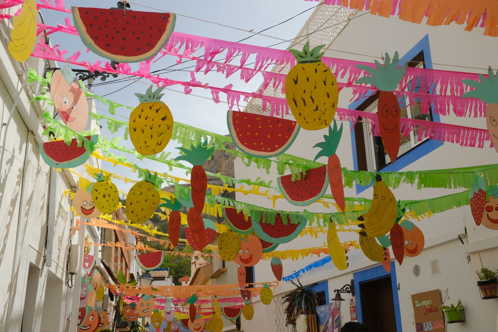 Las Cruces de Mayo llenan de flores Santa Cruz de Alicante
