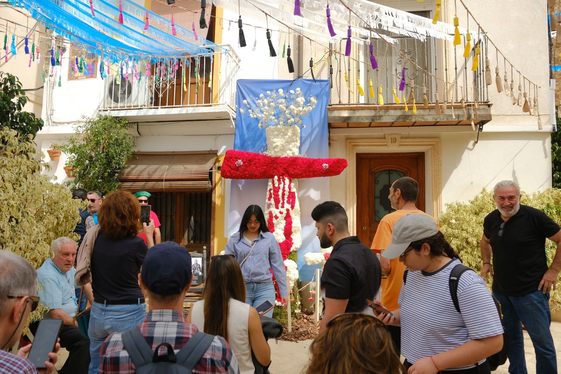 Las Cruces de Mayo llenan de flores Santa Cruz de Alicante
