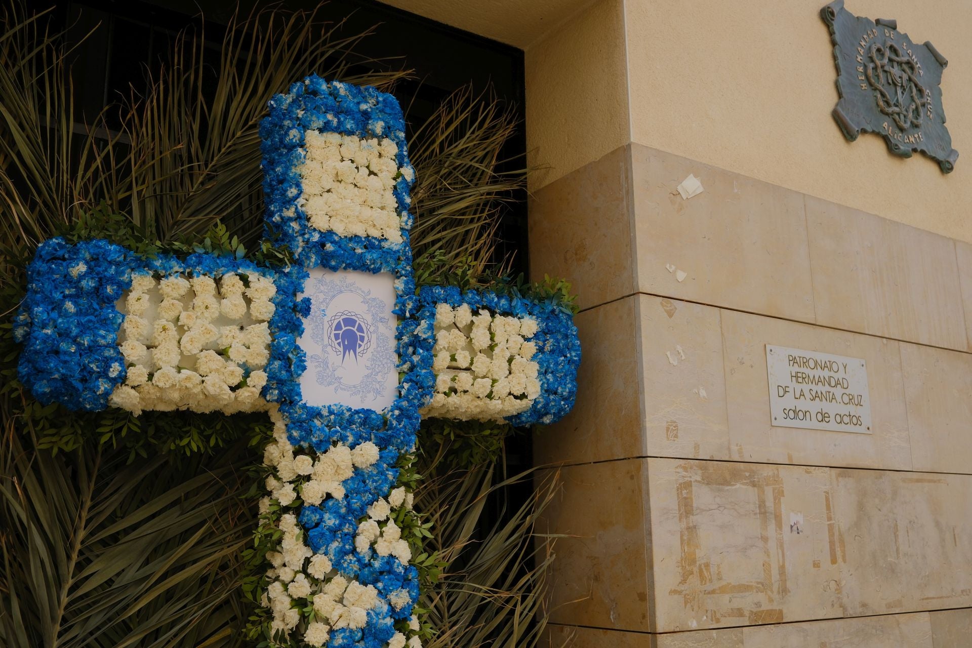 Las Cruces de Mayo llenan de flores Santa Cruz de Alicante