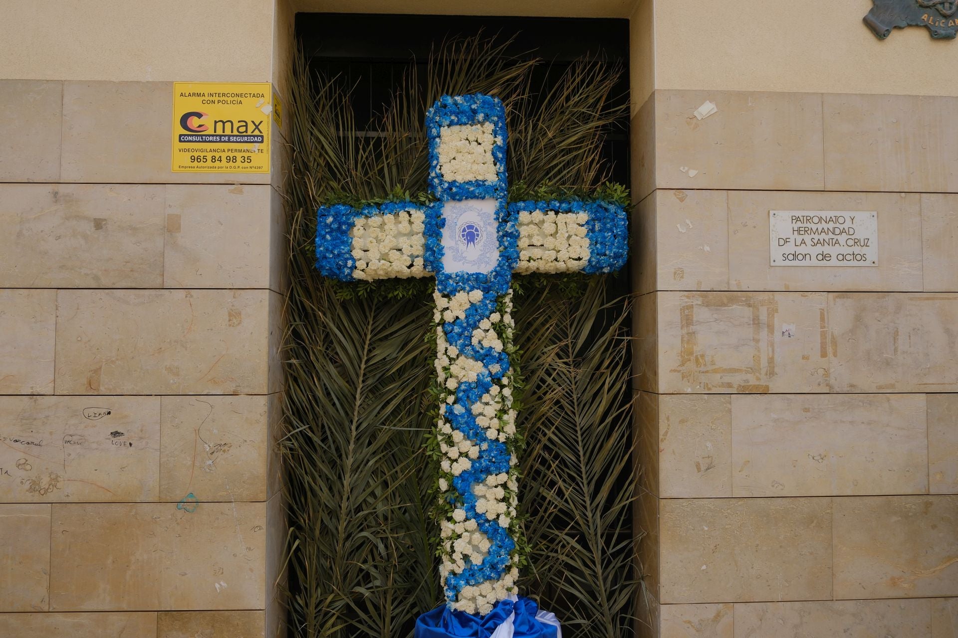 Las Cruces de Mayo llenan de flores Santa Cruz de Alicante