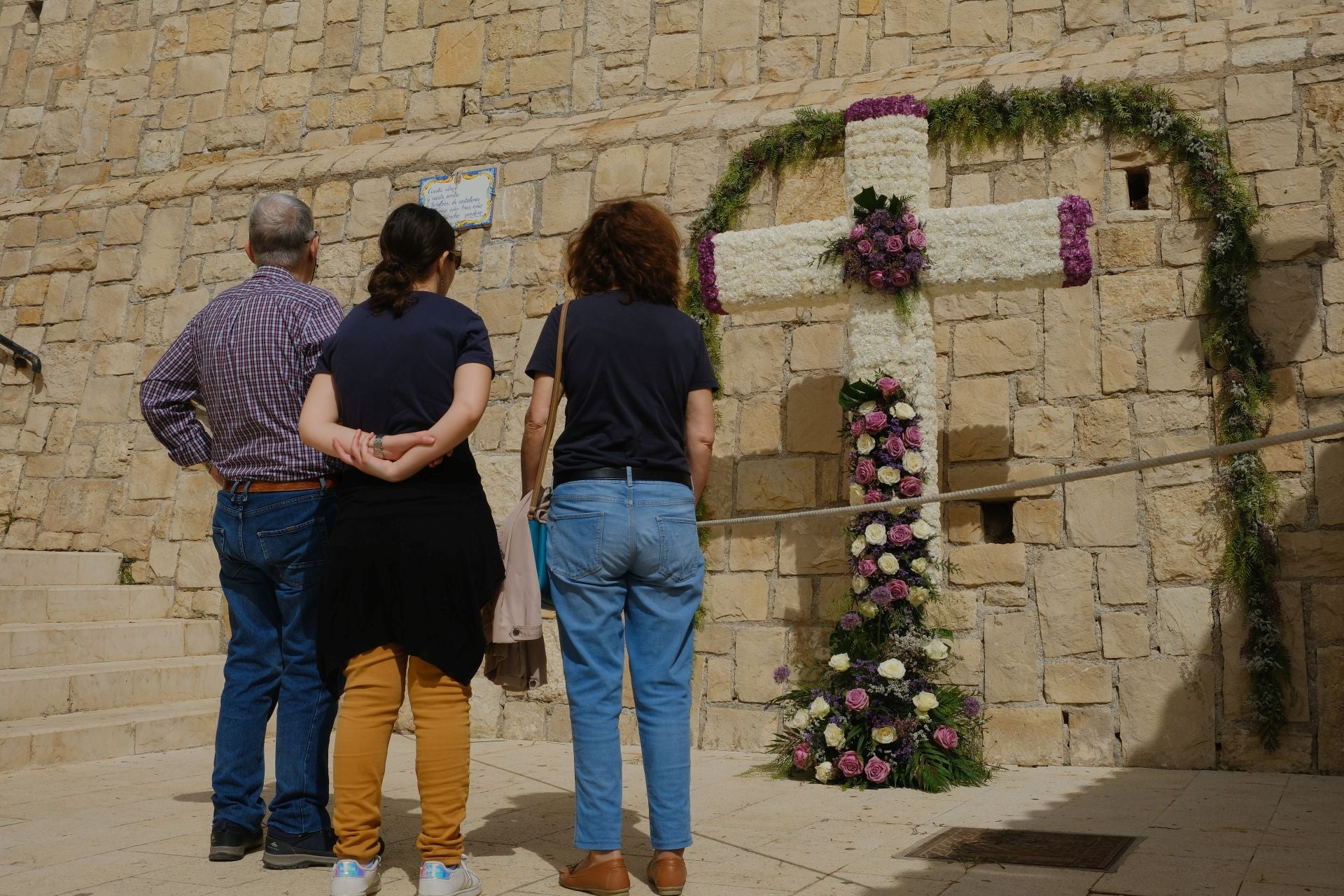 Las Cruces de Mayo llenan de flores Santa Cruz de Alicante