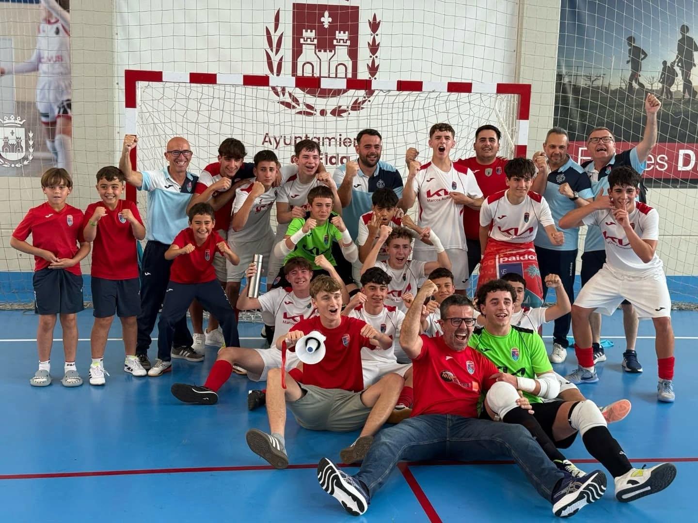El equipo cadete del CD Paidos Dénia, con el cuerpo técnico, amigos y seguidores.
