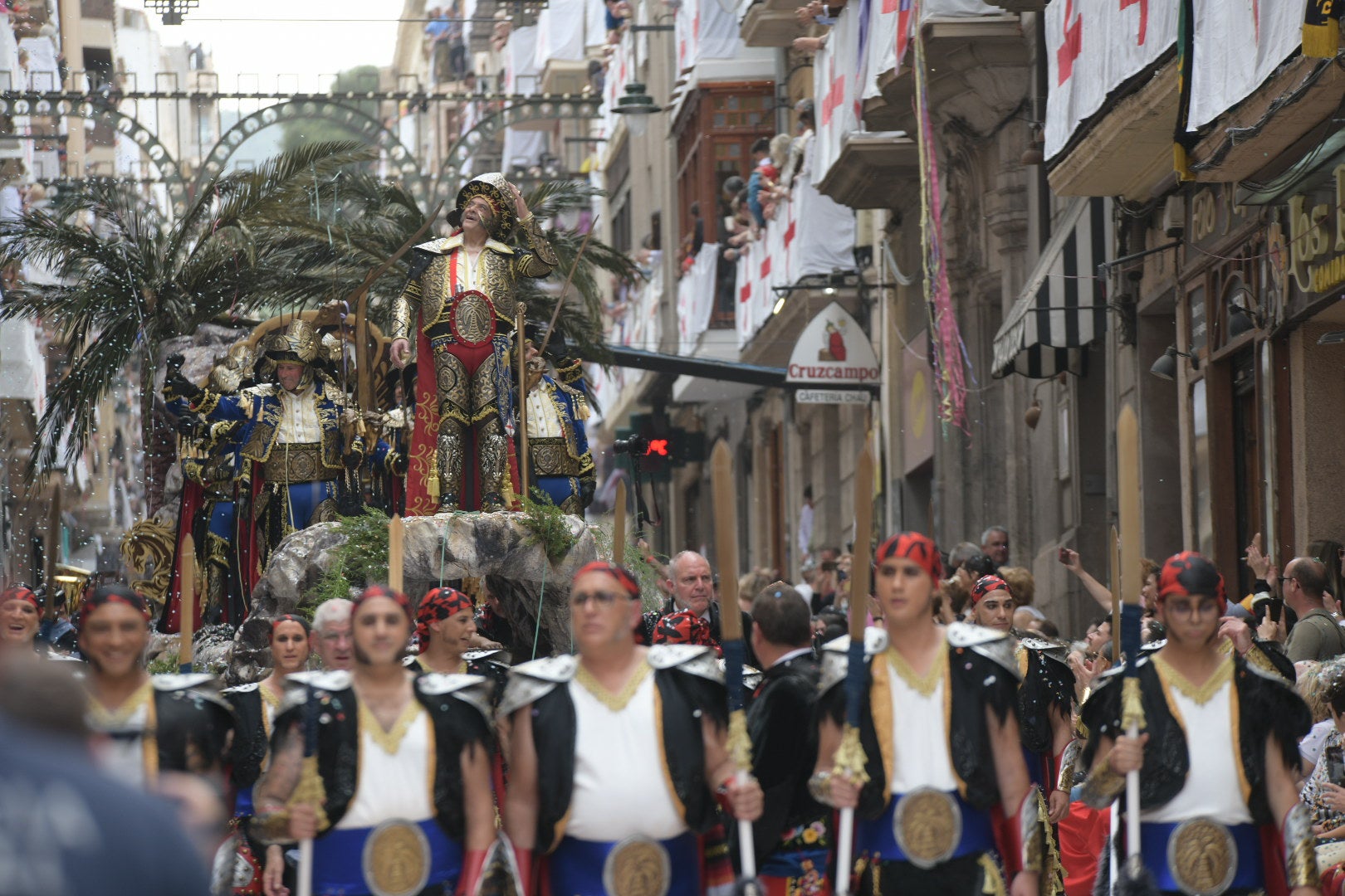Los contrabandistas culminan la Entrada cristiana de Alcoi