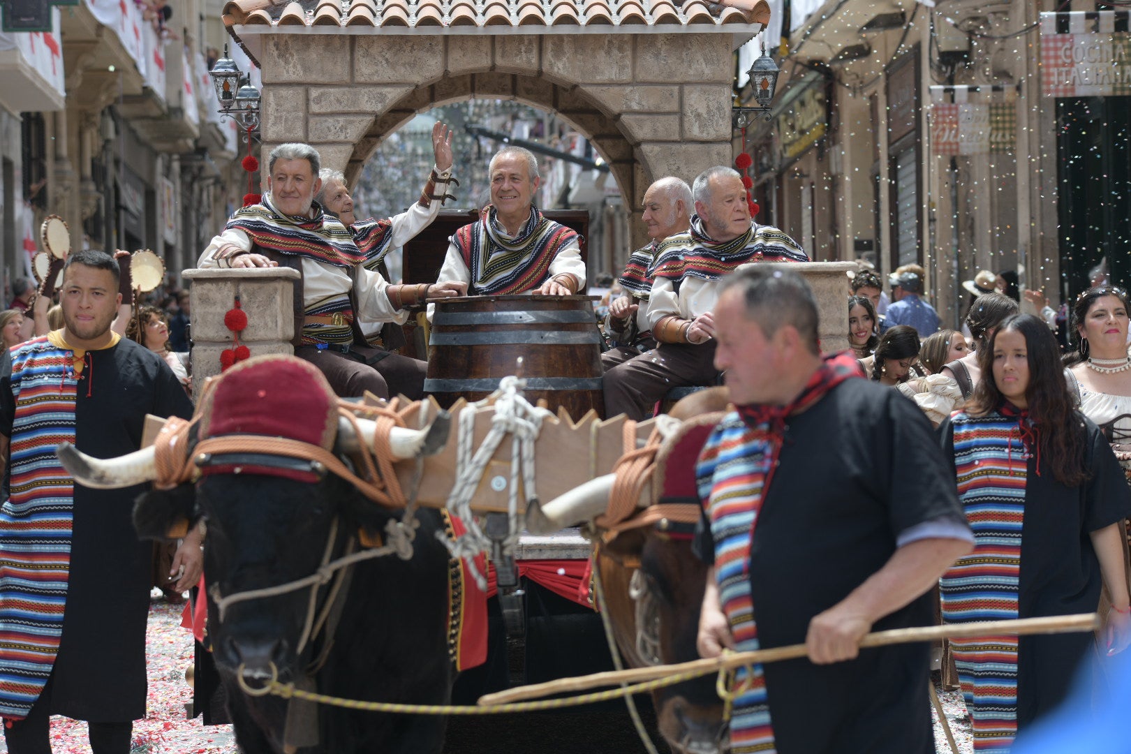 Los contrabandistas culminan la Entrada cristiana de Alcoi