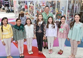 Valentina Tárraga, bellea del foc infantil, y sus dames d'honor, junto a su madre, Inés Quesada.