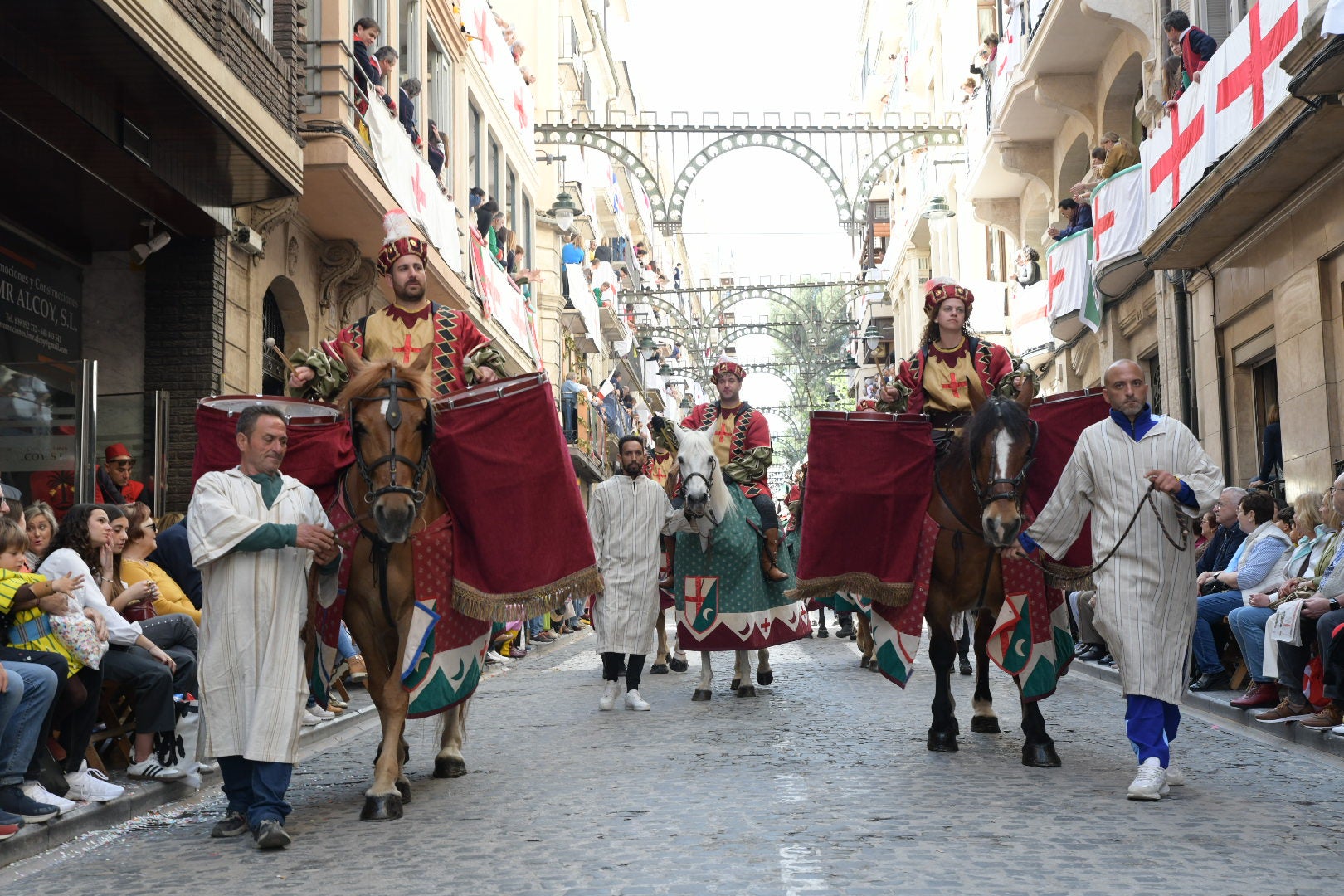 La Entrà de Moros y Cristianos de Alcoi arranca con la capitanía de los aragoneses