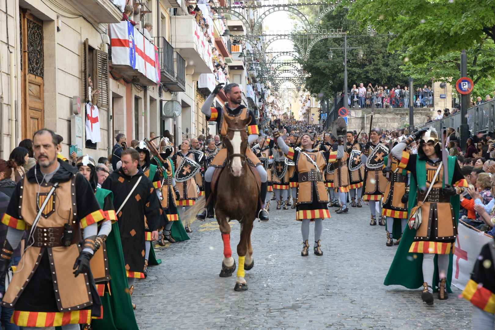 La Entrà de Moros y Cristianos de Alcoi arranca con la capitanía de los aragoneses