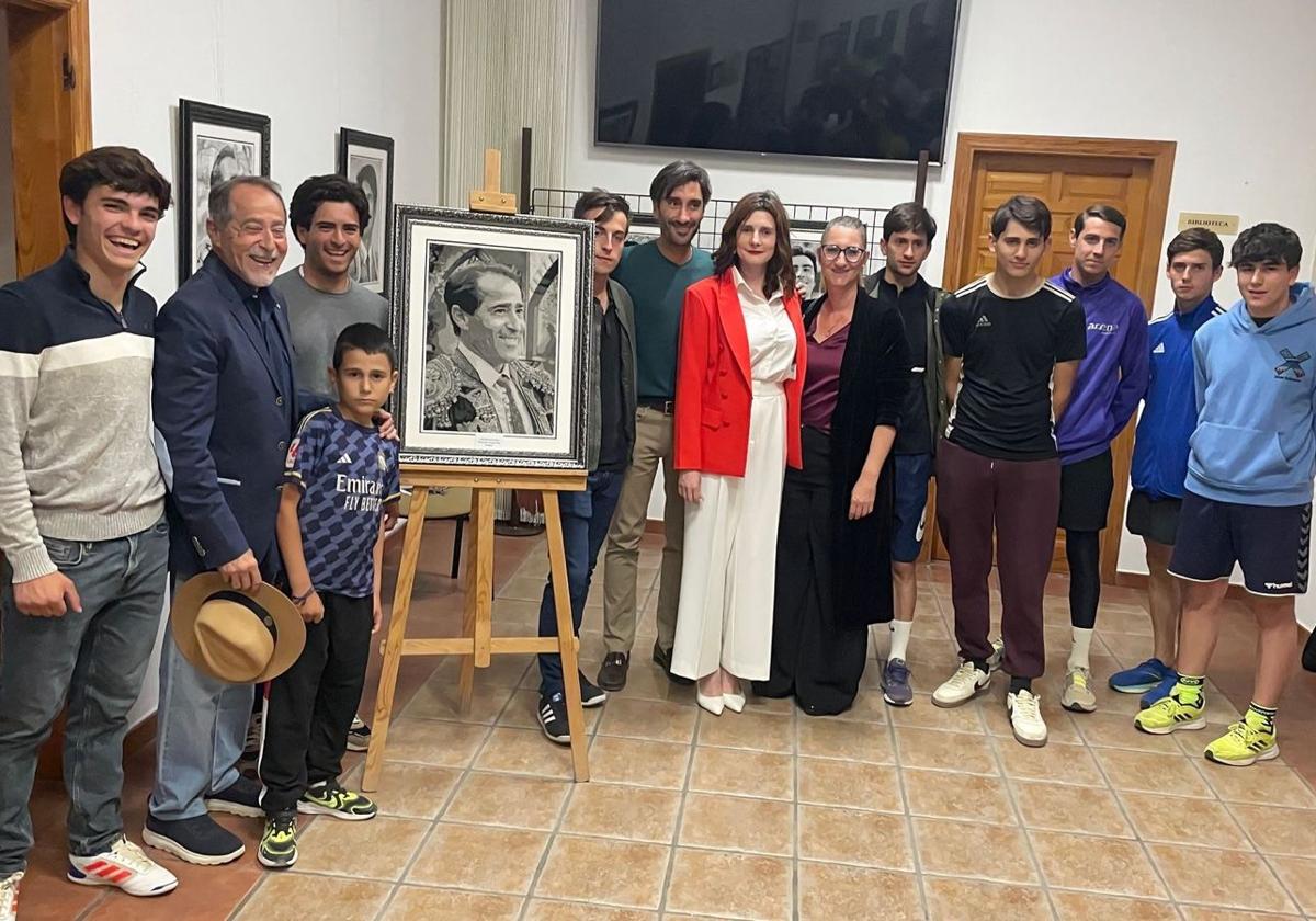 Luis Francisco Esplá, with artist Yuliia Tkachenko and councillor Mari Carmen de España, at the exhibition opening in the Bullfighting Museum with students from the School.