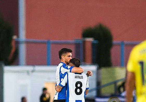 Coscia y Artiles se abrazan después de marcar el tanto del empate en Villarreal.