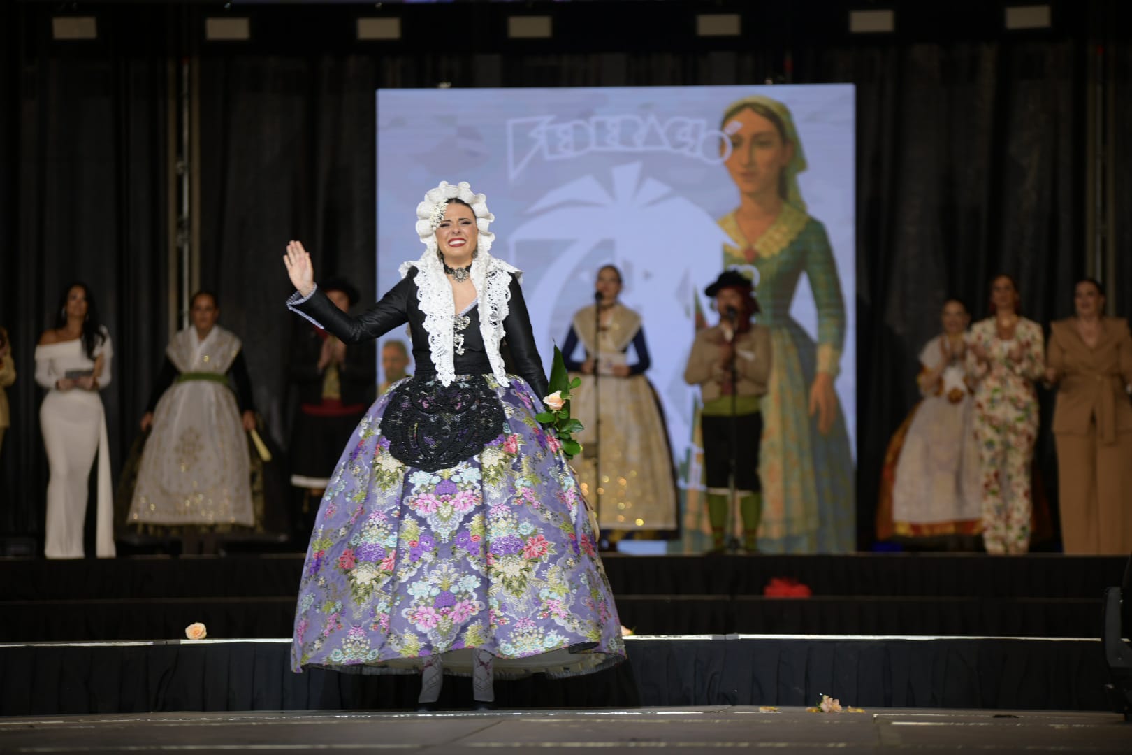 Claudia Aroca se coloca en el escenario para saludar a los alicantinos.