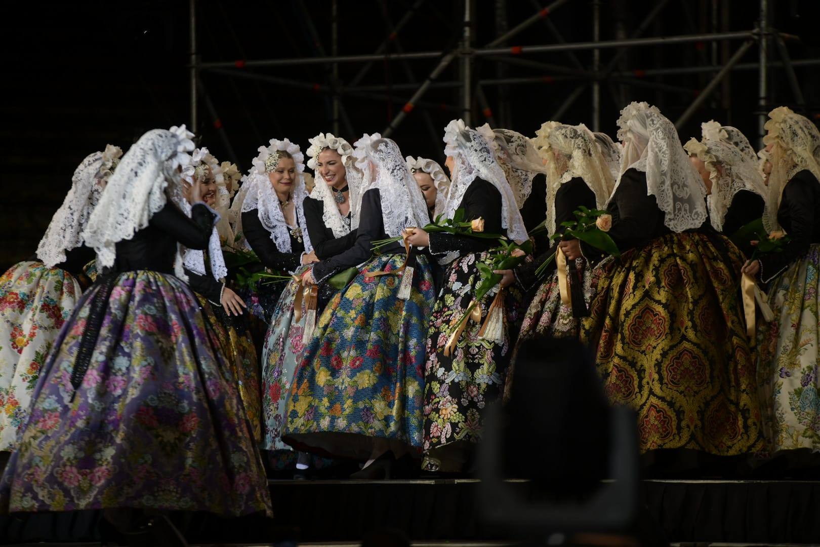 Suena el nombre de Lucía Gómez Barril, de Polígono de San Blas. Las candidatas acuden a arroparla.