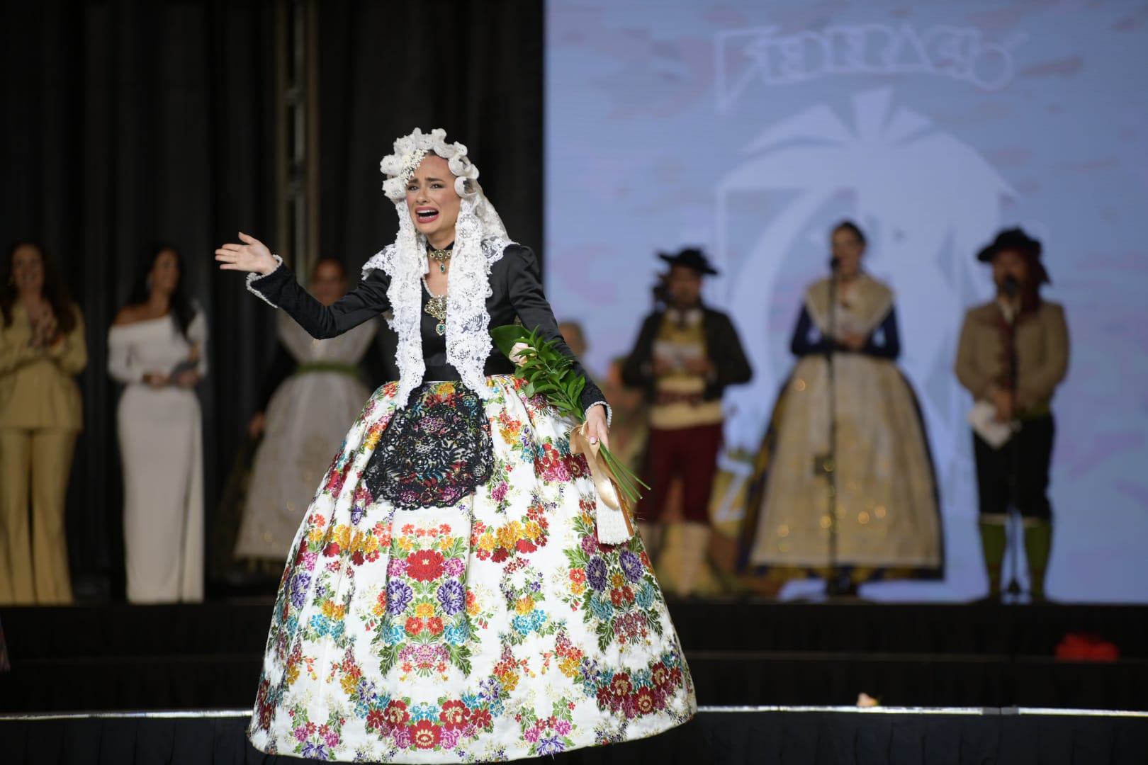 Paula Nicolás Linares saluda a los alicantinos, emocionada.