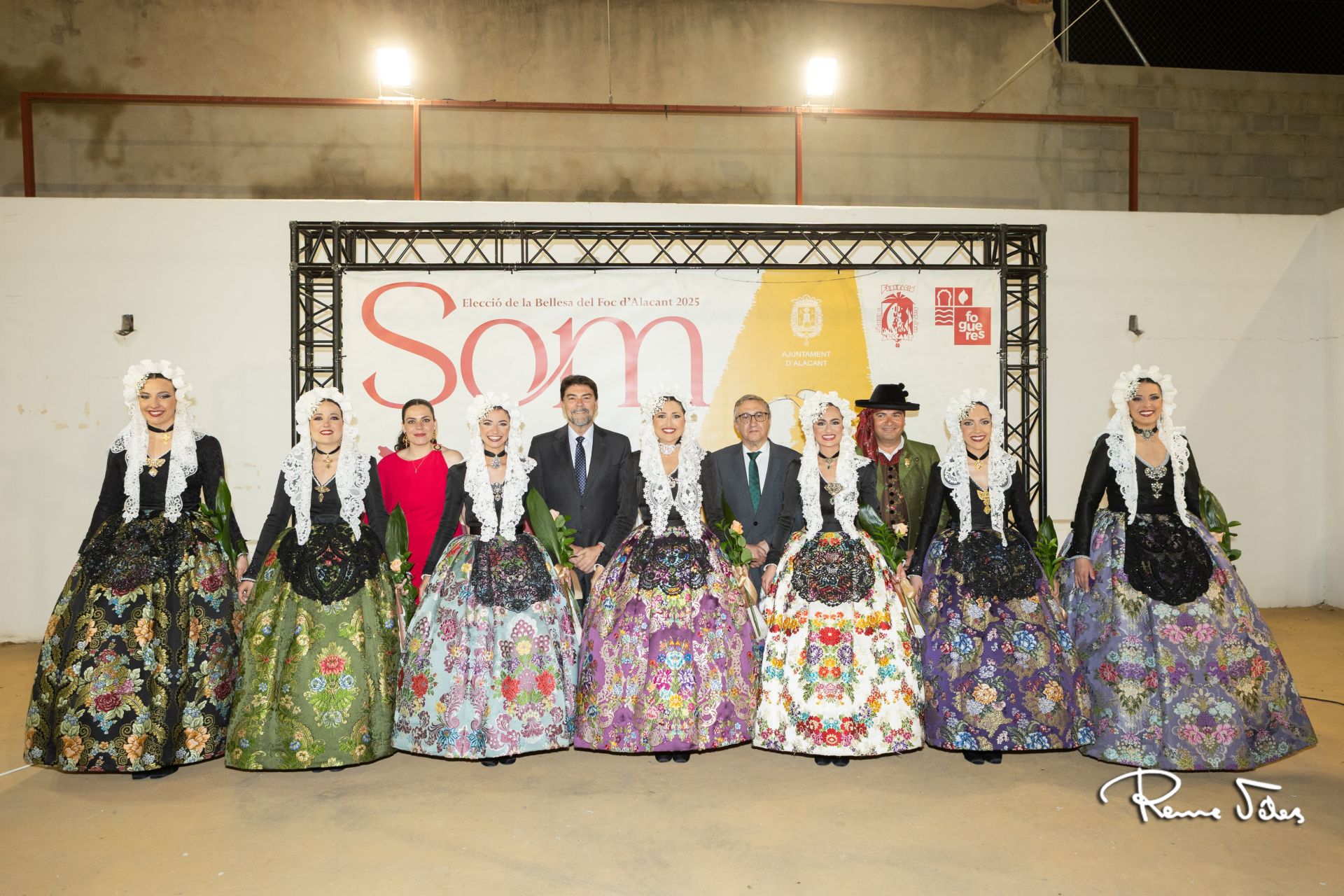 Bellea del foc de Alicante 2025 y sus dames d'honor.