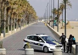 Policías locales vigilan el Paseo Marítimo de Valencia.