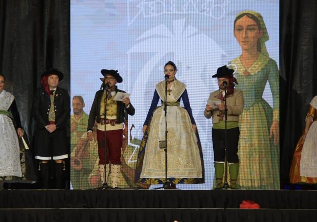 Los presentadores de la gala de la elección.