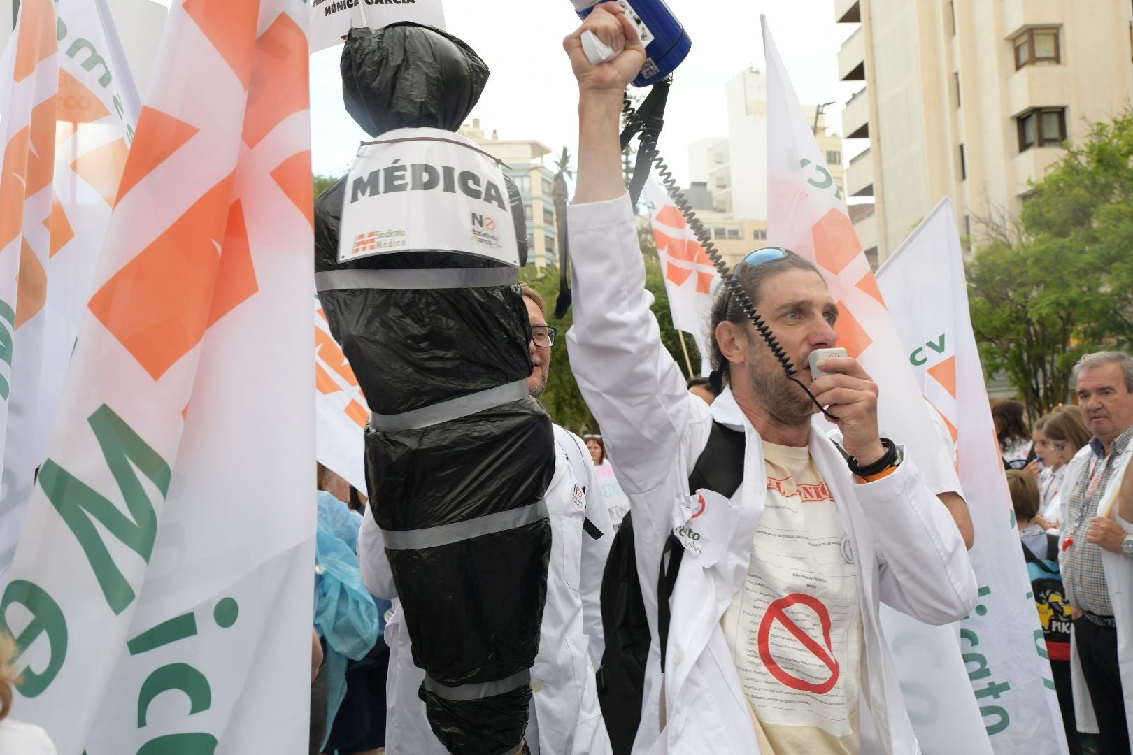 Los médicos de Alicante vuelven a las calles y siguen amenazando con ir a la huelga