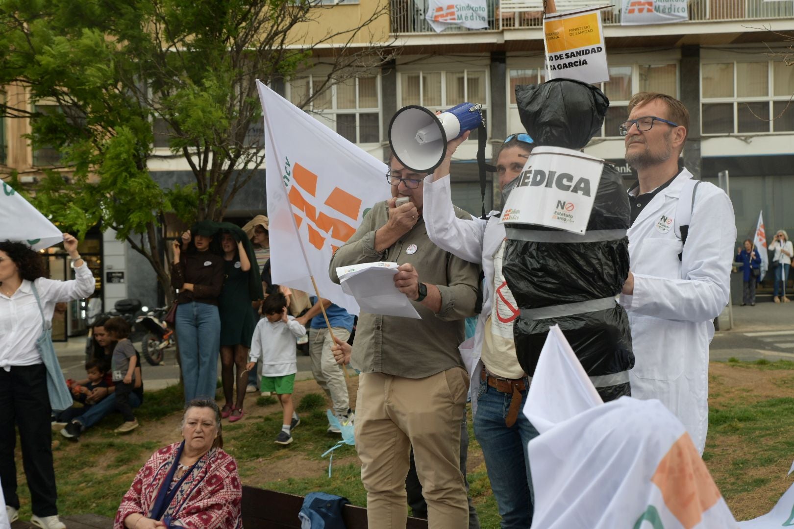 Los médicos de Alicante vuelven a las calles y siguen amenazando con ir a la huelga