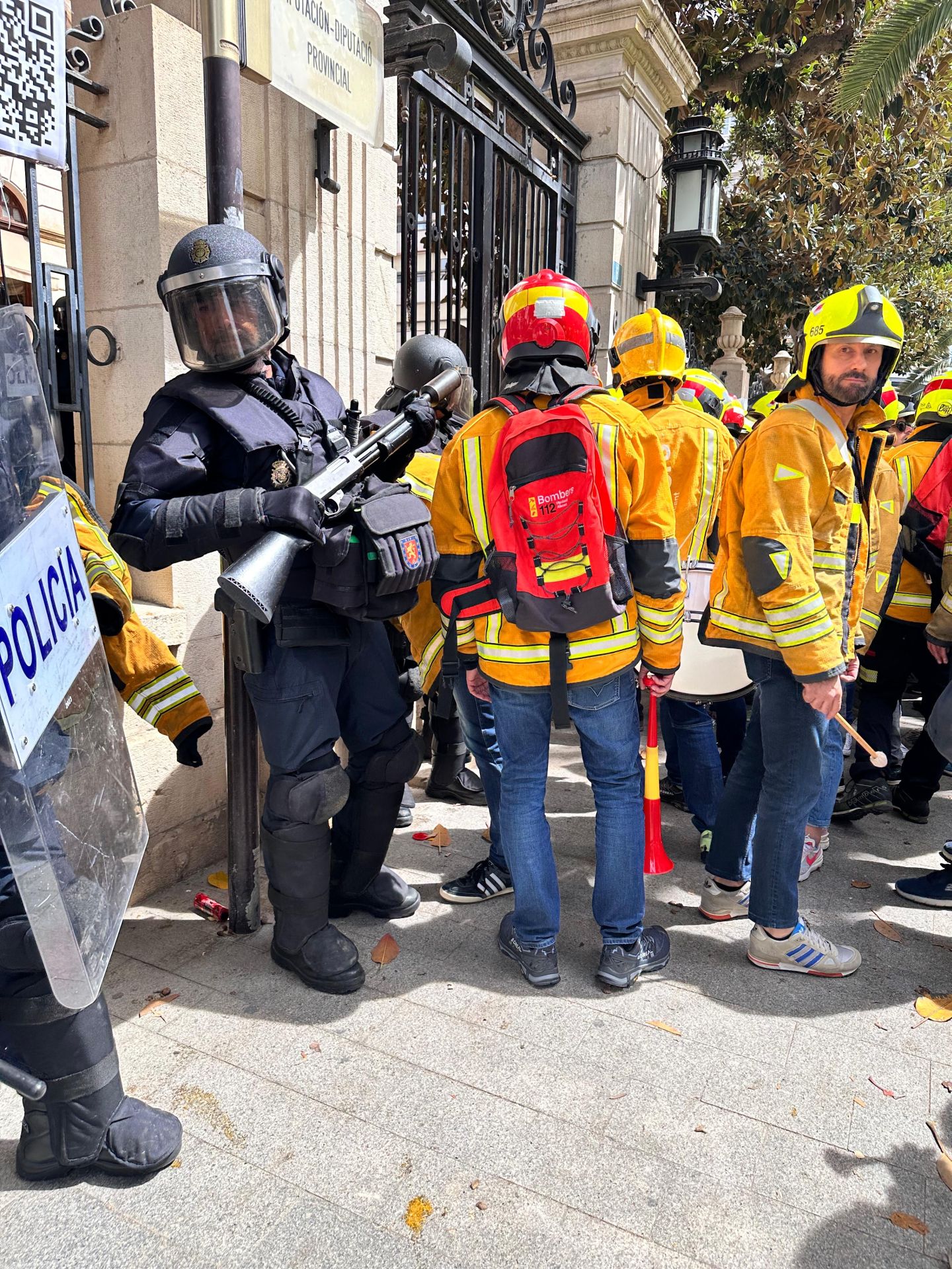 Imagen principal - Más imágenes de la protesta.