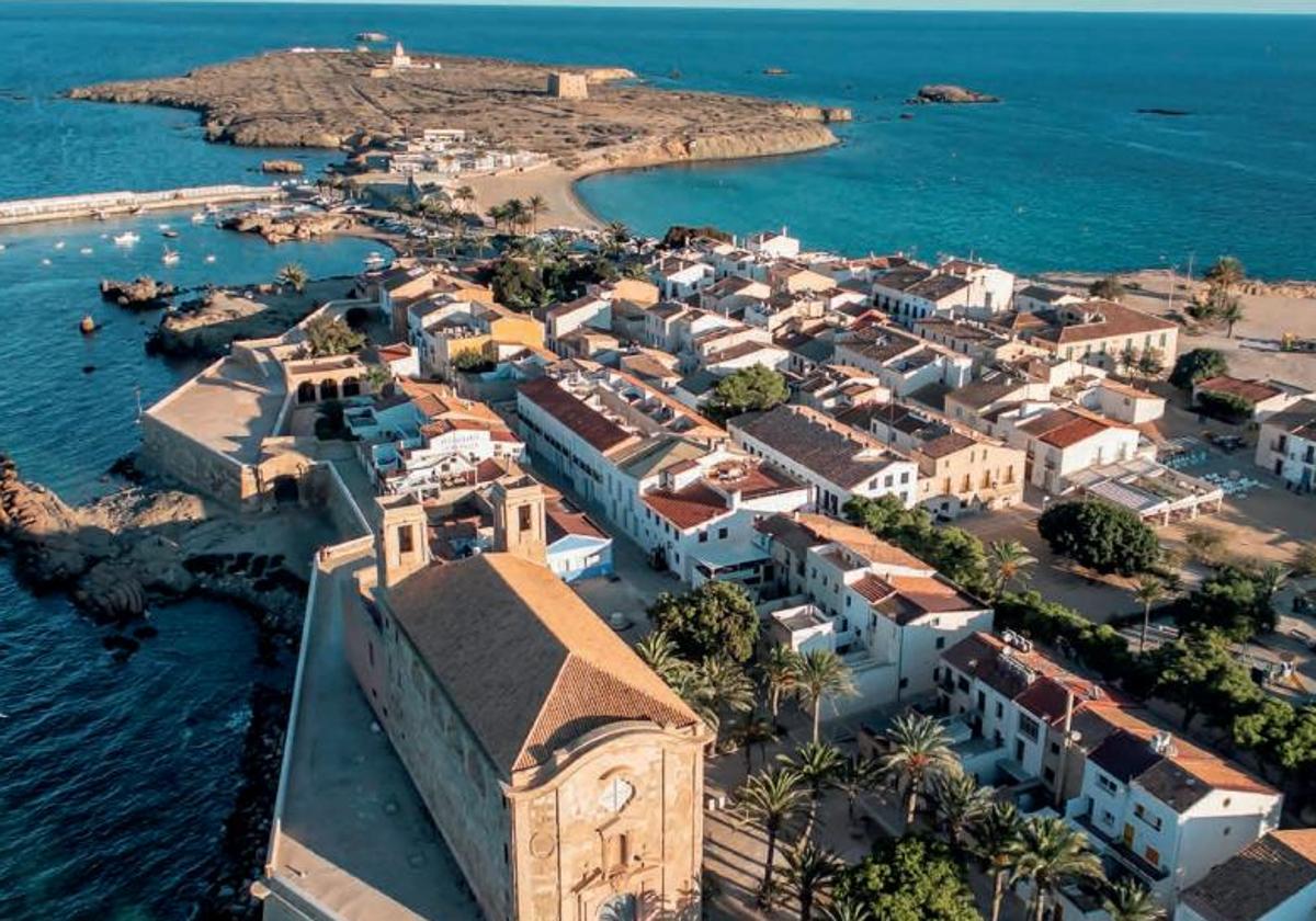 Vistas de la isla de Tabarca y sus fachadas tras la muralla.