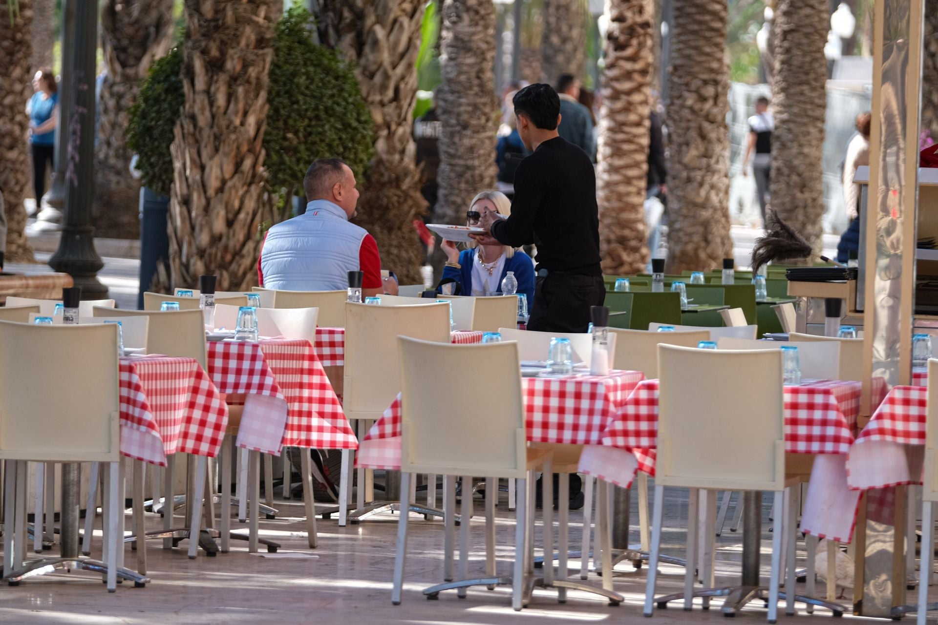 The province of Alicante closes April with 11,000 new jobs due to the boost from Easter
