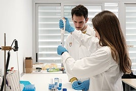 Dos de los fundadores de Oscillum en su laboratorio del Parque Científico de la UMH.