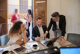 Directivos y empresarios, durante una reunión de trabajo.