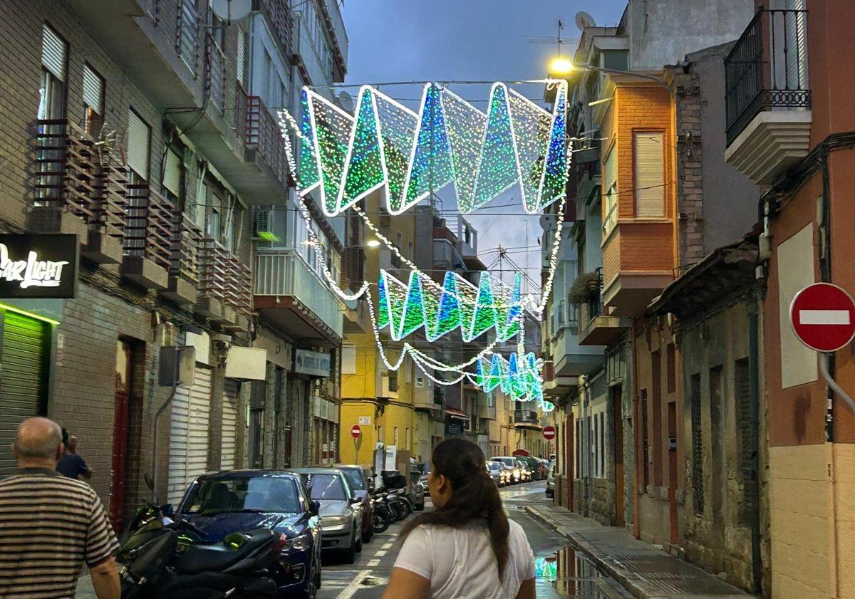 Imagen principal - 1. Luces en el distrito Doctor Bergez-Carolinas. 2. Irene Artiaga emocionada al recibir los arcos. 3. Ximénez instala las guirnaldas.