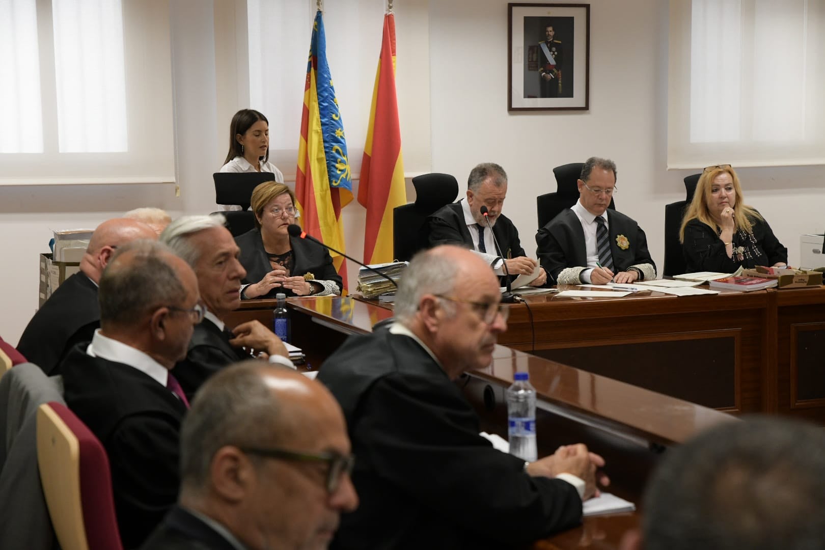 Magistrados y letrados antes del inicio del juicio.
