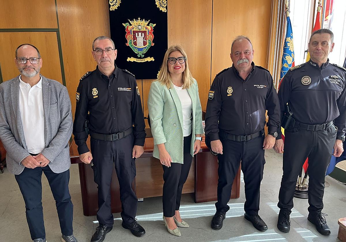 Representantes del Ayuntamiento de Petrer y la Policía Nacional tras la reunión.