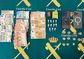 Material decomisado al detenido.