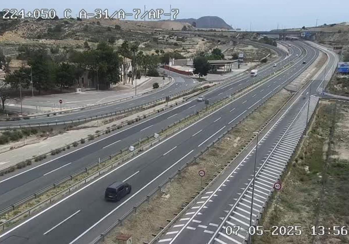 Rescatan a un conductor herido en un accidente de coche en la A-31 en su paso por Monforte del Cid