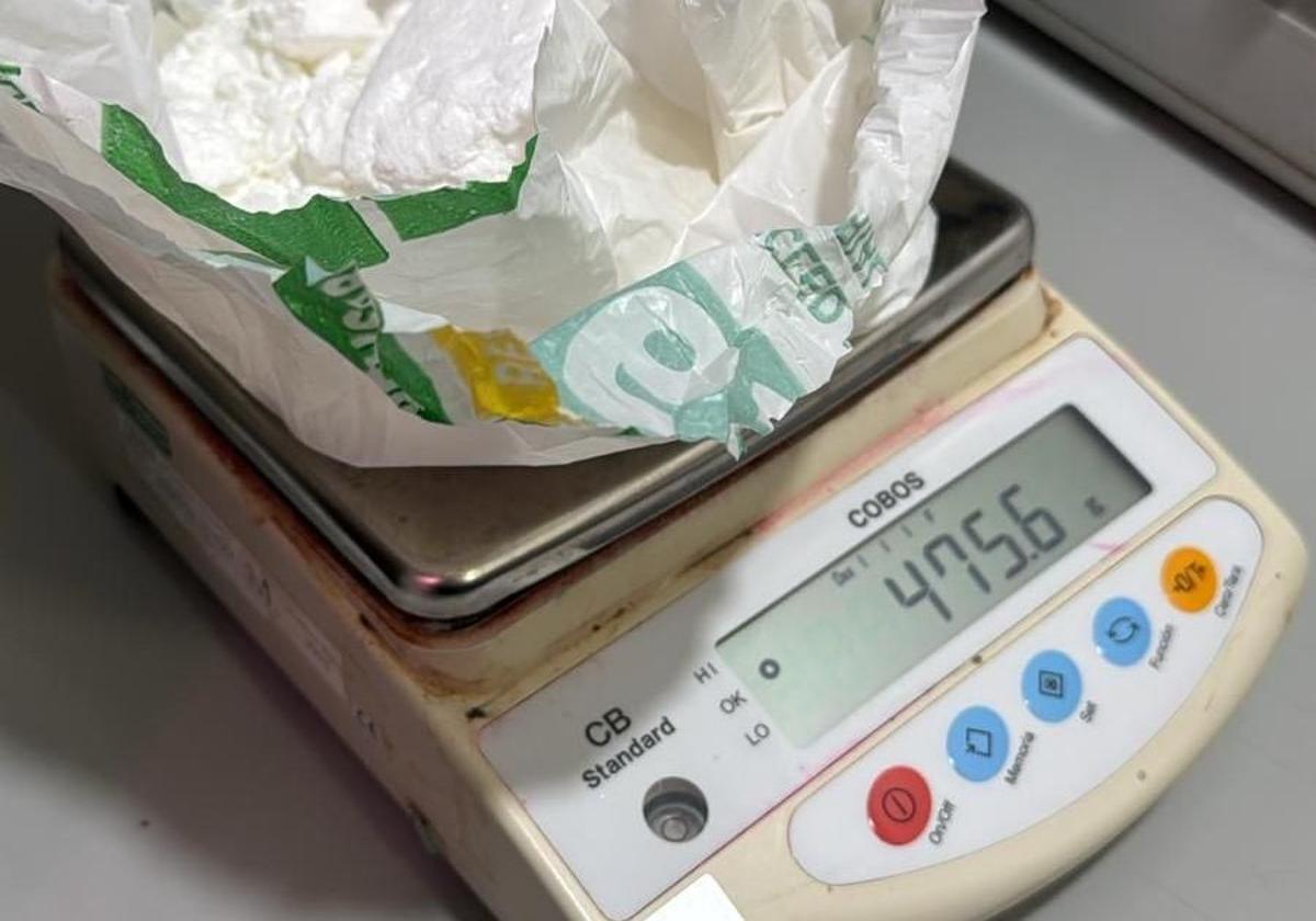 Cazan a un hombre en Dénia traficando con un paquete lleno de cocaína