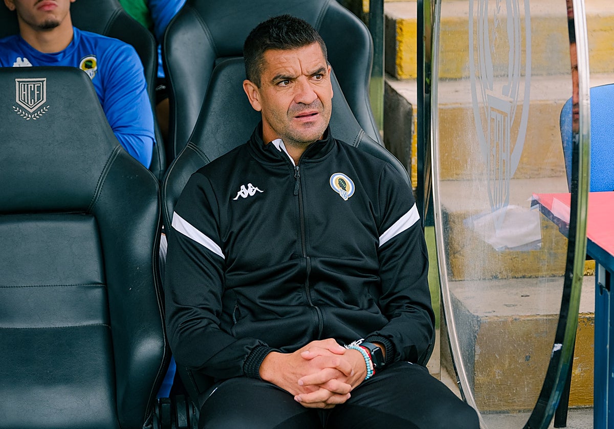 Rubén Torrecilla, con gesto serio, en el banquillo del Rico Pérez.