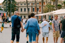 Personas pasean por el centro de Alicante.