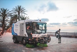 Maquinaria de limpieza en el paseo marítimo de Alicante.