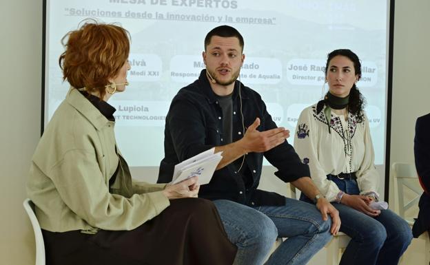 La moderadora del acto y directora de TodoAlicante, junto a Javier Berenguer y Aitana Pastor.