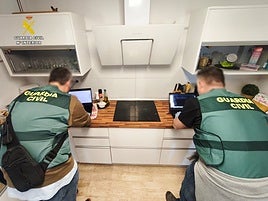 Dos agentes de la Guardia Civil, durante la operación por el fraude en las subvenciones.