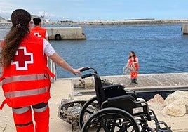 El equipo ERIE de Cruz Roja, preparado para atender a los inmigrantes rescatados.